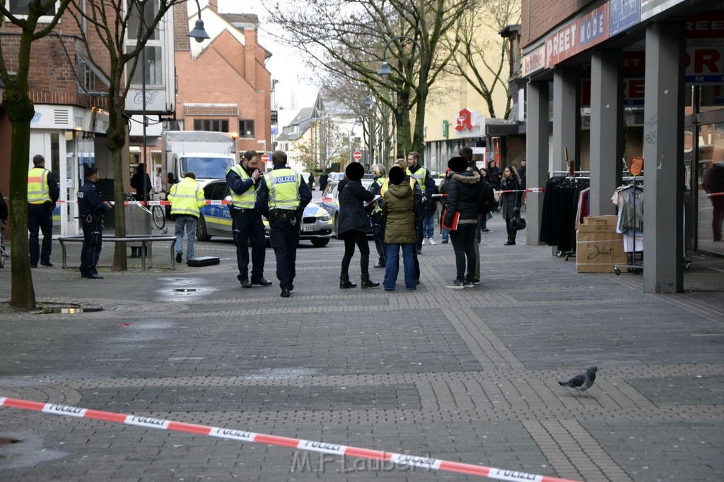 Einsatz BF Koeln Messerstecherei Koeln Porz Josefstr P57.JPG - Miklos Laubert